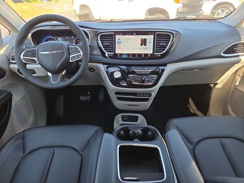 Used 2023 Chrysler Pacifica Touring-L AWD/4WD image 24