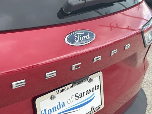 Used 2020 Ford Escape SE image 12