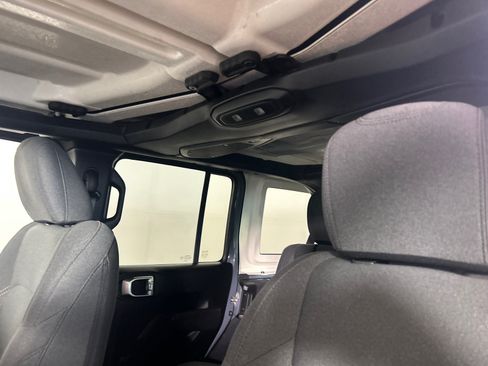 Used 2024 Jeep Wrangler Unlimited w/ Convenience Group AWD/4WD image 10