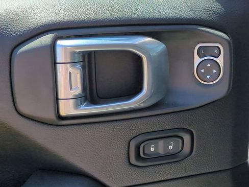 Used 2022 Jeep Wrangler Unlimited Rubicon w/ Cold Weather Group AWD/4WD image 13