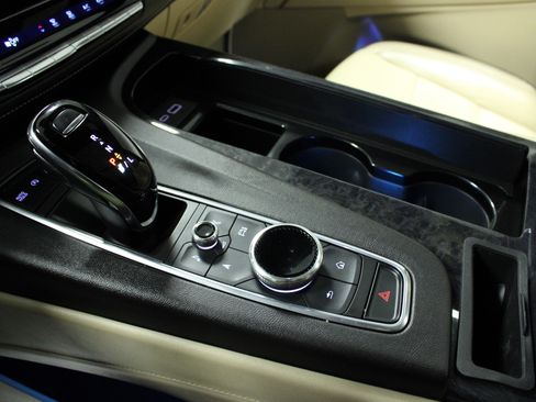 Used 2021 Cadillac Escalade Premium Luxury image 25