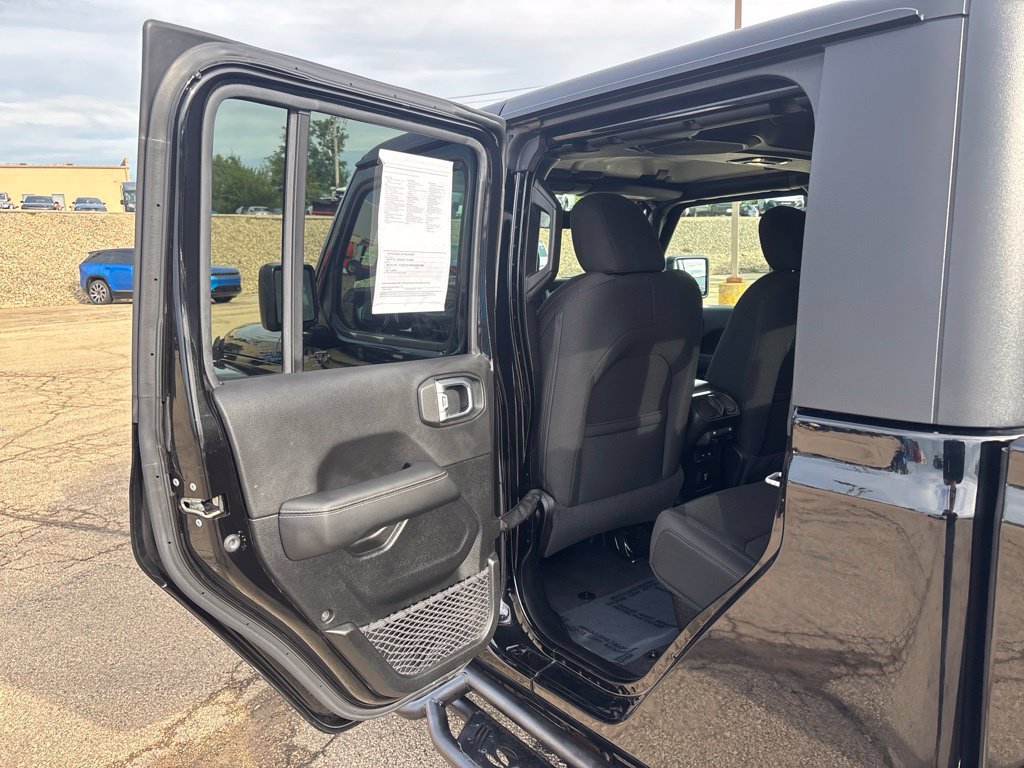 Used 2020 Jeep Gladiator Overland w/ Cold Weather Group AWD/4WD image 18