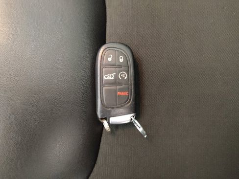 Used 2019 Jeep Cherokee Latitude Plus w/ Comfort/Convenience Group image 32