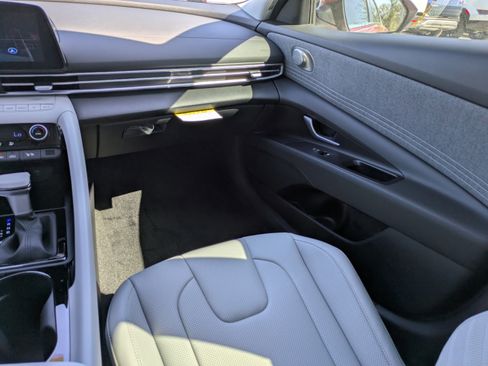 Certified 2025 Hyundai Elantra Limited image 16