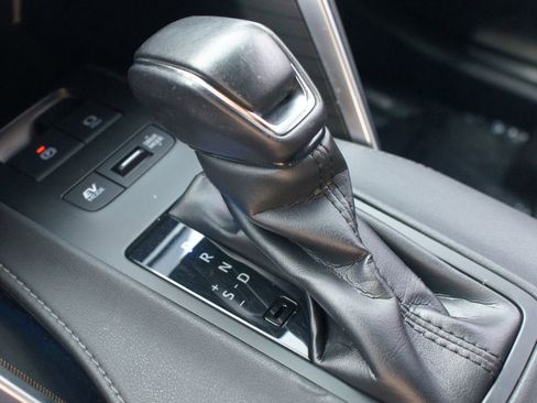 Used 2021 Toyota Venza Limited image 13