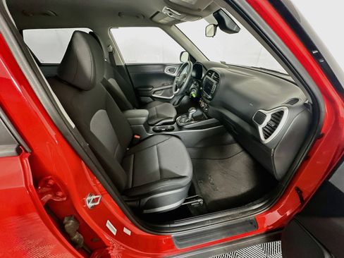 Used 2025 Kia Soul LX w/ LX Technology Package FWD image 30