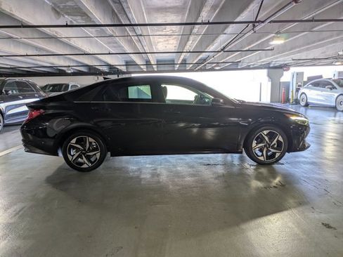 Used 2022 Hyundai Elantra SEL w/ Convenience + Premium Package FWD image 4