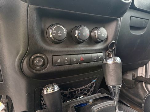 Used 2012 Jeep Wrangler Unlimited Rubicon w/ Connectivity Group AWD/4WD image 14