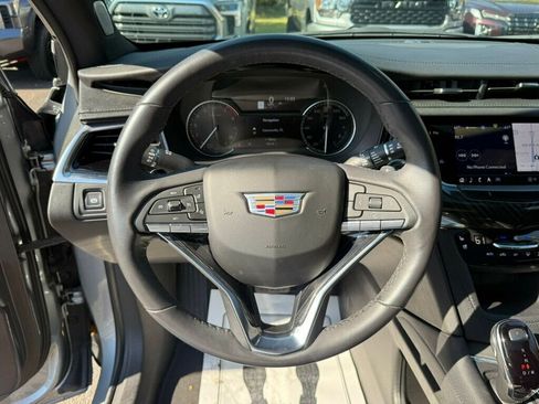 Used 2025 Cadillac XT6 Premium Luxury image 5