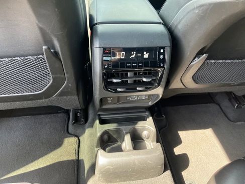 Used 2024 Jeep Grand Cherokee L Limited w/ Luxury Tech Group II image 28