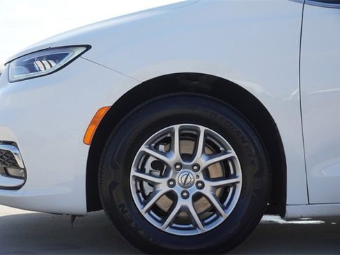 Used 2022 Chrysler Pacifica Touring image 5