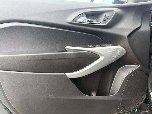 Used 2025 Chevrolet Trax LS w/ LS Convenience Package FWD image 16