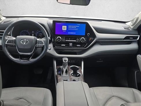 Used 2023 Toyota Highlander Limited FWD image 19