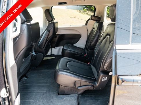 Used 2023 Chrysler Pacifica Touring-L FWD image 25