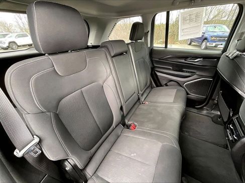 Used 2022 Jeep Grand Cherokee Laredo w/ Luxury Tech Group I image 15