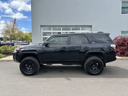 Used 2021 Toyota 4Runner SR5 AWD/4WD image 2