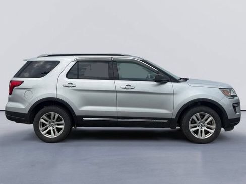 Used 2019 Ford Explorer XLT AWD/4WD image 2