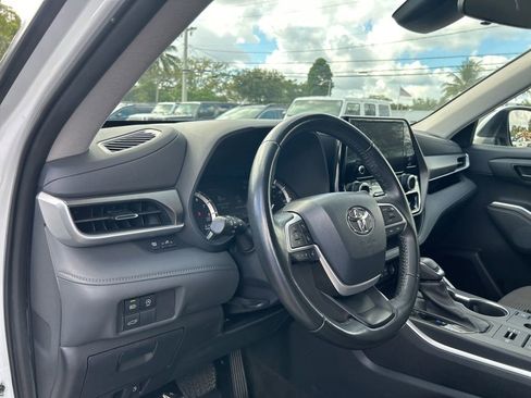 Used 2023 Toyota Highlander L image 11
