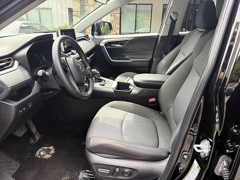 Used 2025 Toyota RAV4 XLE AWD/4WD image 11