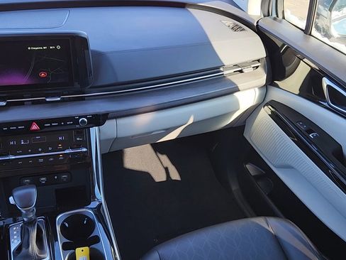 Used 2024 Kia Carnival EX image 6