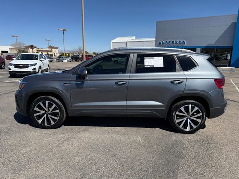 Used 2022 Volkswagen Taos SE w/ Panoramic Sunroof Package image 10