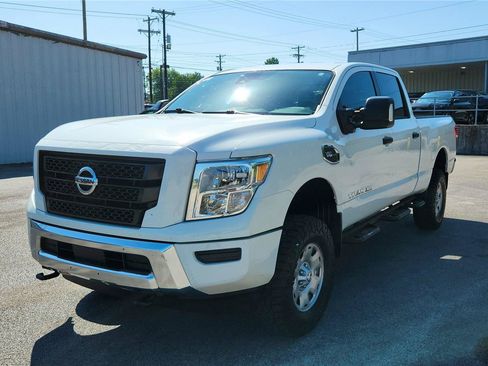 Used 2022 Nissan Titan SV AWD/4WD image 4