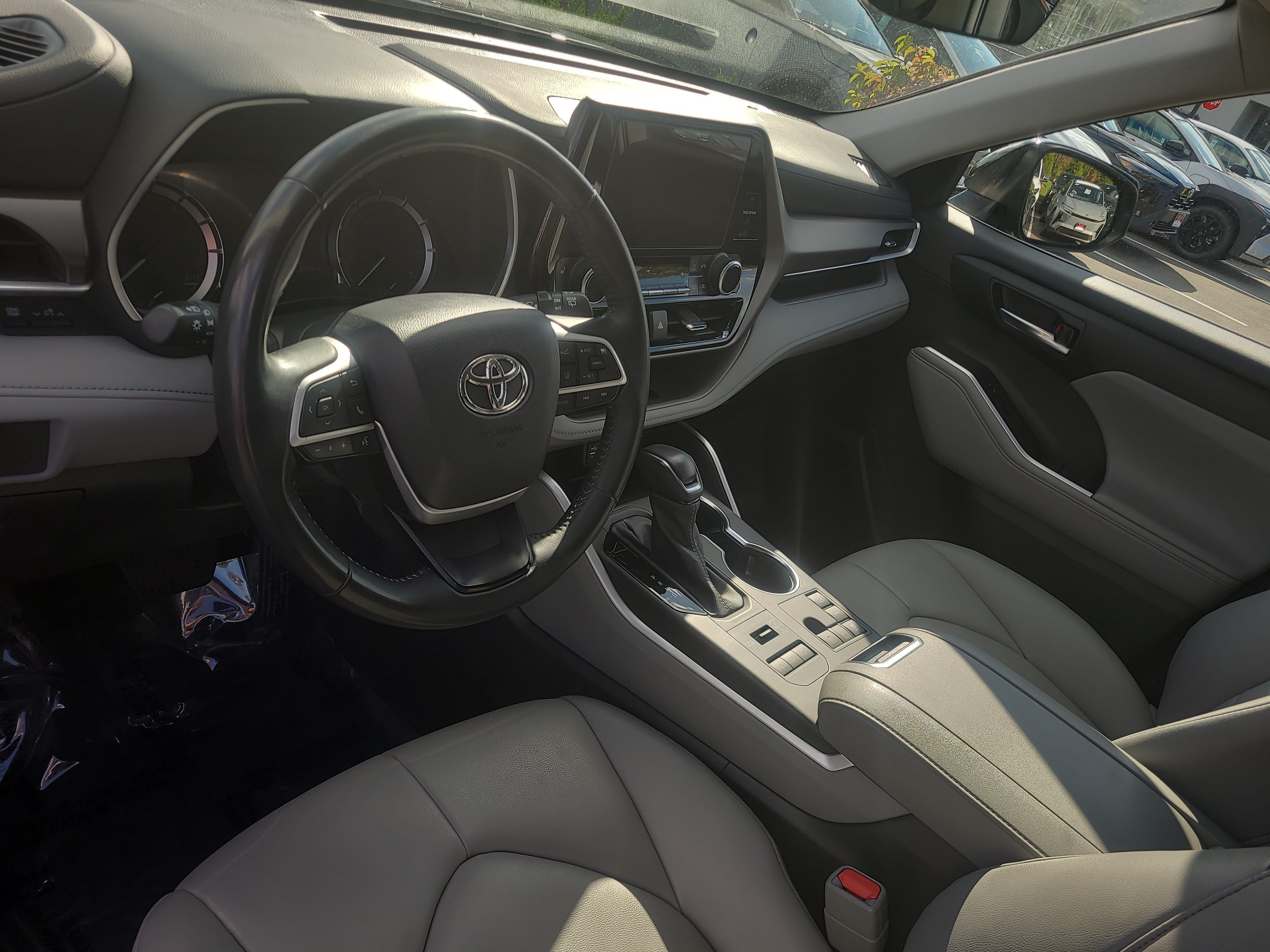 Used 2023 Toyota Highlander XLE AWD/4WD image 15