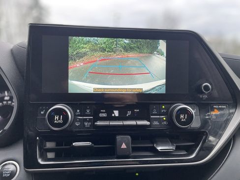 Used 2024 Toyota Highlander AWD image 16