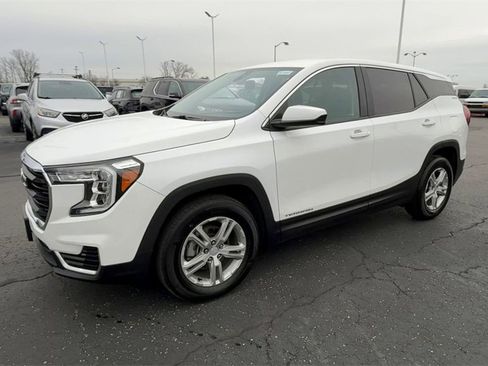 Used 2023 GMC Terrain SLE image 4