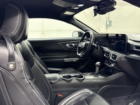 Used 2025 Ford Mustang Premium image 17