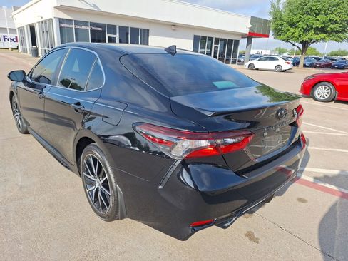 Used 2023 Toyota Camry SE image 4