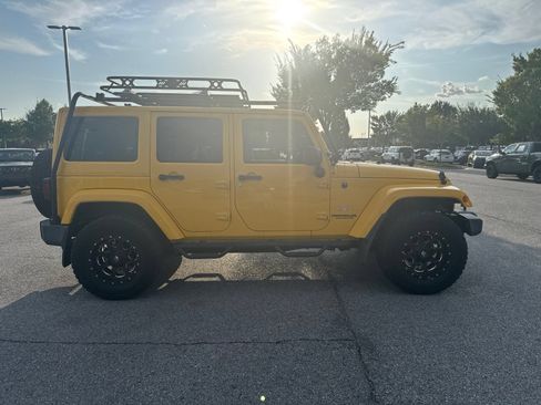 Used 2015 Jeep Wrangler Unlimited Sahara w/ Max Tow Package AWD/4WD image 4