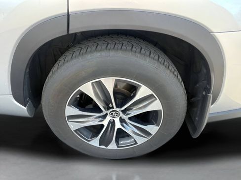 Used 2022 Toyota Highlander XLE AWD/4WD image 16