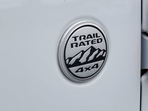 Used 2019 Jeep Wrangler Unlimited Sahara w/ Uconnect 4C Nav & Sound Group AWD/4WD image 9