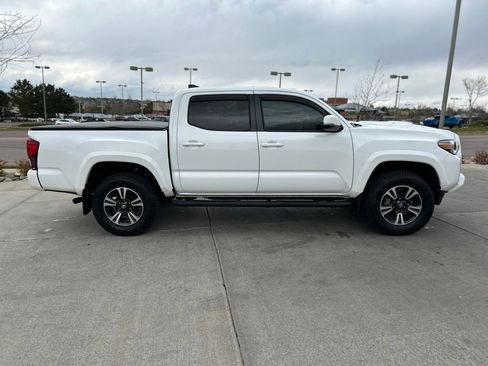 Used 2018 Toyota Tacoma TRD Sport w/ TRD Premium Sport Package AWD/4WD image 10