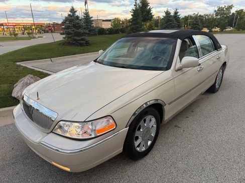 Used 2003 Lincoln Town Car Cartier RWD image 2