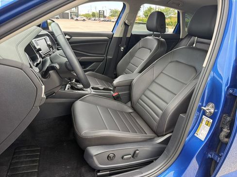 Certified 2024 Volkswagen Jetta SE w/ Panoramic Sunroof Package FWD image 7