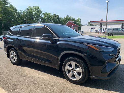 Used 2022 Toyota Highlander LE AWD/4WD image 3