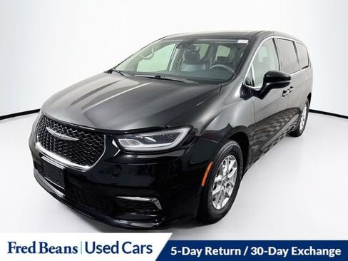 Used 2023 Chrysler Pacifica Touring-L FWD image 3