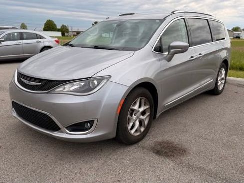 Used 2018 Chrysler Pacifica Touring-L w/ Tire & Wheel Group FWD image 1