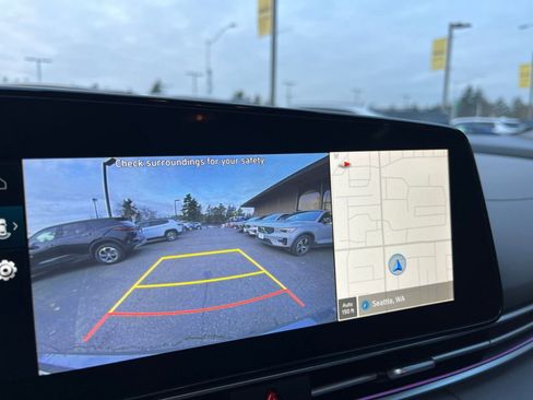 Used 2025 Hyundai Elantra SEL image 17