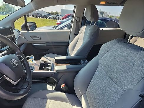 Used 2021 Toyota Sienna LE FWD image 8