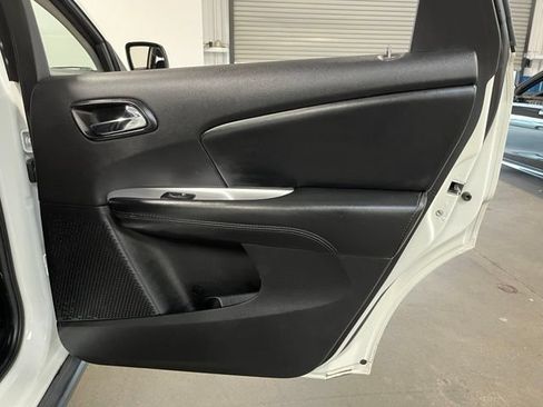 Used 2017 Dodge Journey SXT w/ Chrome Appearance Group FWD image 15