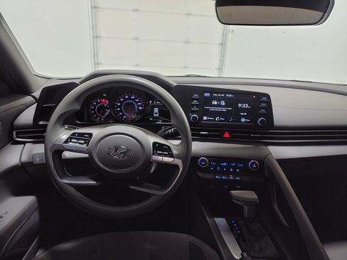 Used 2021 Hyundai Elantra SEL FWD image 12