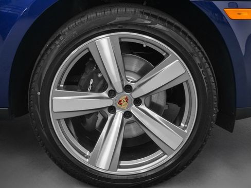 Certified 2025 Porsche Macan image 12