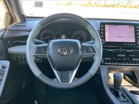 Used 2019 Toyota Avalon Limited image 5