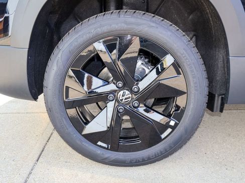 New 2026 Volkswagen Taos SE FWD image 9