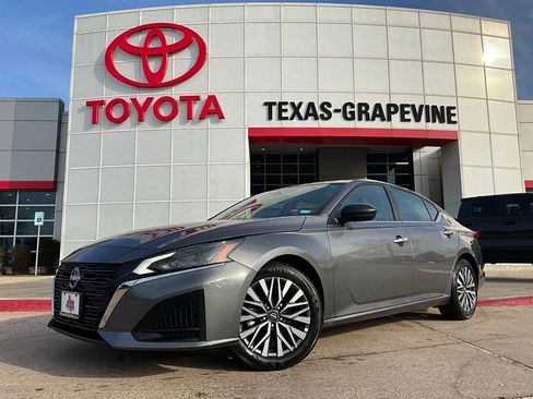 Used 2025 Nissan Altima 2.5 SV image 2