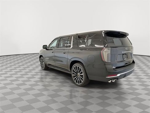 New 2026 Chevrolet Suburban High Country image 7