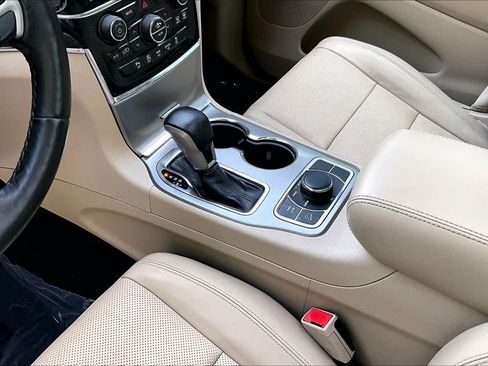 Used 2020 Jeep Grand Cherokee Limited w/ Luxury Group II AWD/4WD image 16